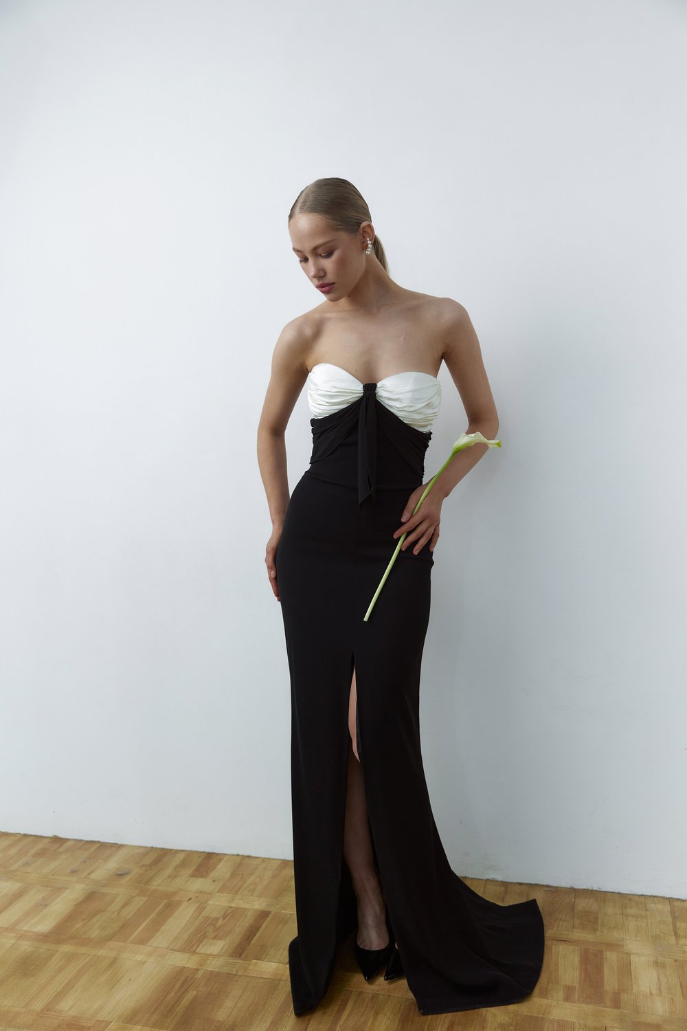 Платье со шлейфом и драпированным лифом