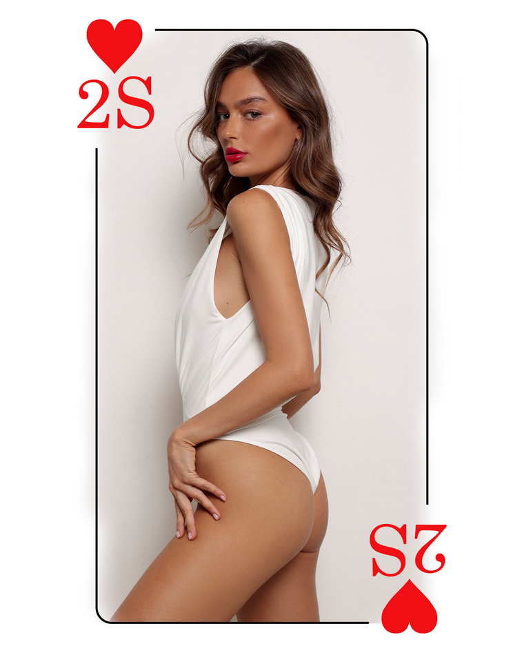 Боди с глубоким вырезом молочное