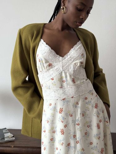 Бежевое платье комбинация с цветочным принтом