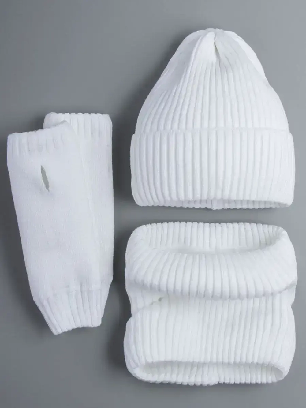 Шапка зимняя для девочки со снудом и митенками