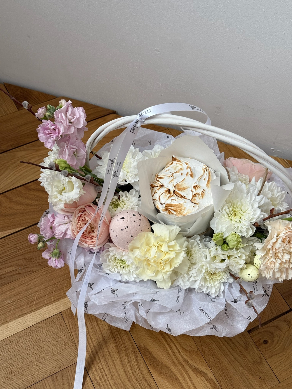 Корзина пасхальная в нежных оттенках. Кулич 130 гр