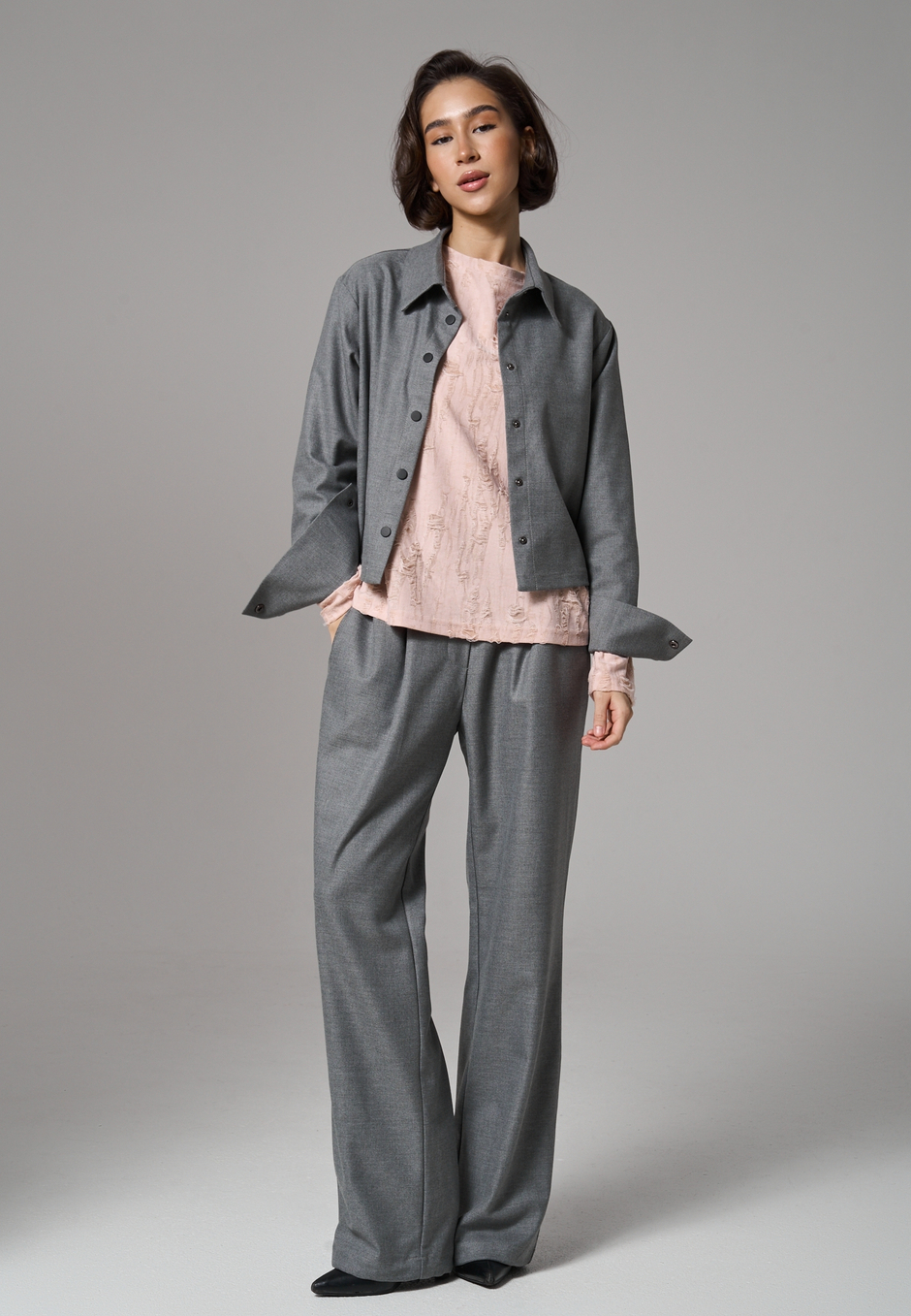 Брюки с поясом на резинке серые