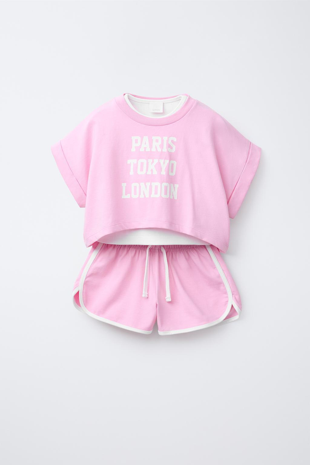 ZARA КОМПЛЕКТ ИЗ ФУТБОЛКИ И ШОРТОВ-БЕРМУДОВ В СТИЛЕ ПРЕППИ, РОЗОВЫЙ