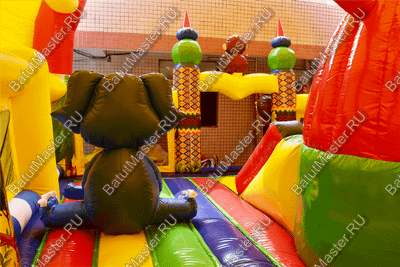 Надувной батут "Зверята с крышей 3" со скалодромом, 11*7*6 м