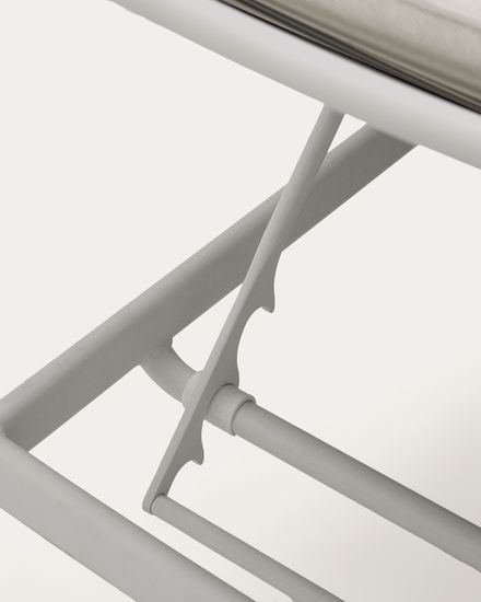 Алюминиевый шезлонг Marcona окрашенный в белый цвет Испания La Forma