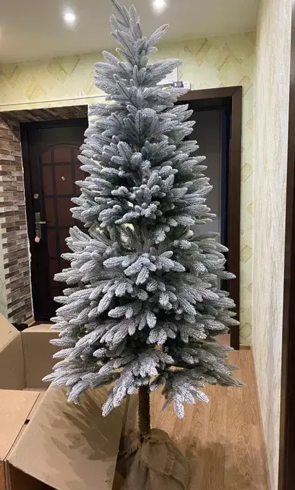 заснеженная елка на ножке Иветта