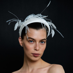 Объемный ободок с перьями, белый