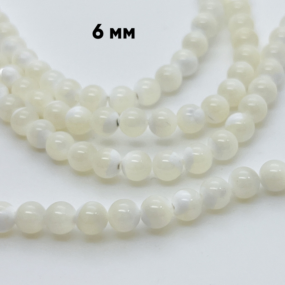 Перламутр Шар бусины, цвет белый, диаметр около 5,8 мм, цена за отрезок 19 см (1/2 нити)