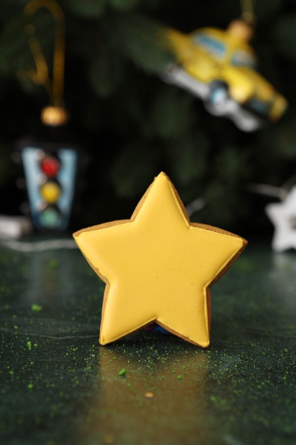 Три апельсина в шоколаде, три шоколадные дольки мандарина, пряник звезда 6см