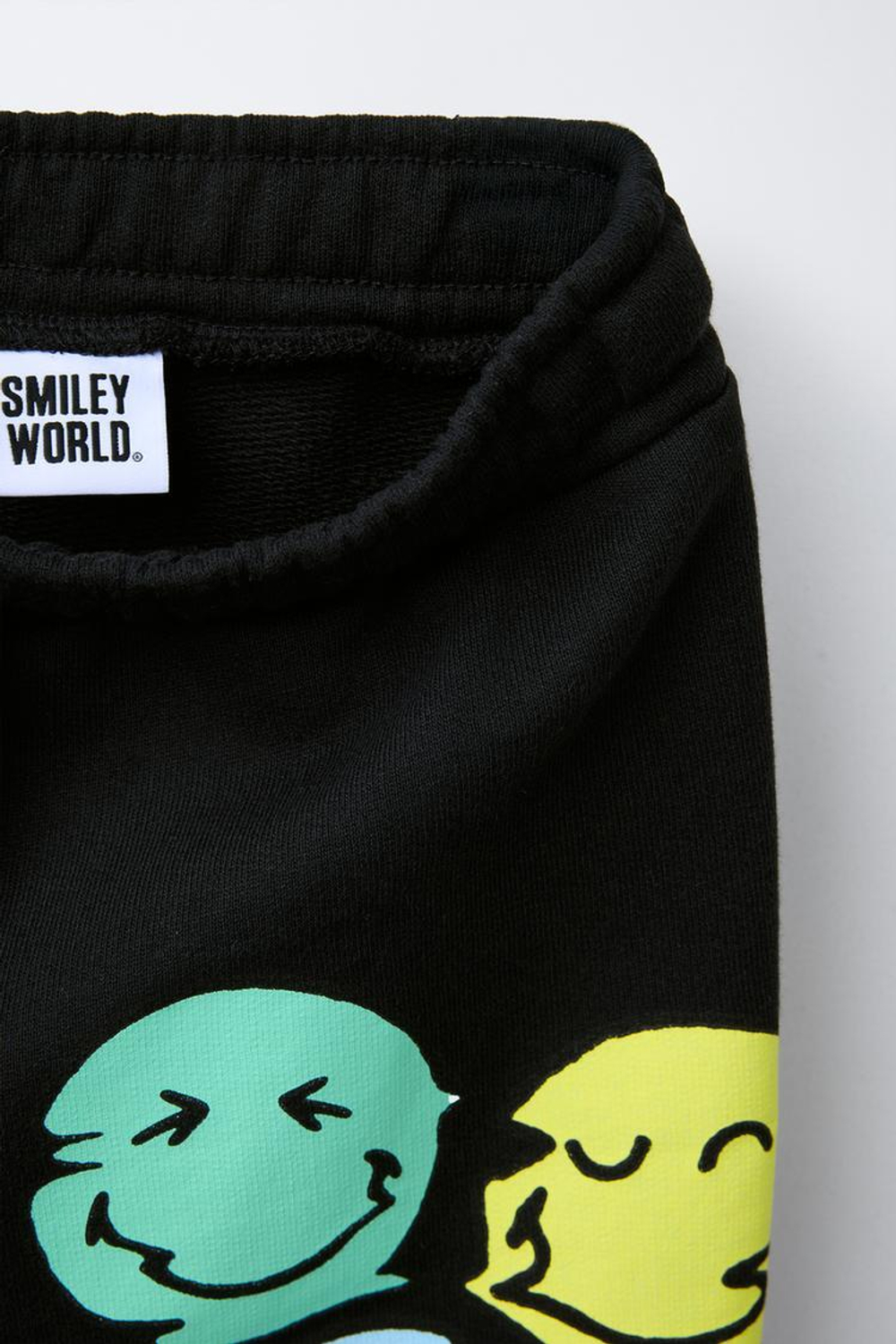 ZARA ШОРТЫ-БЕРМУДЫ С ПРИНТОМ SMILEYWORLD ®, ЧЕРНЫЙ