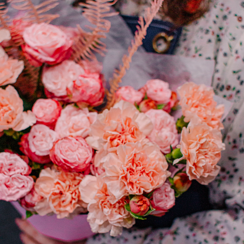 75. Уютный букет в персиково-розовой гамме с кустовыми розами