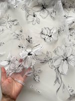 Крупные хлопковые цветы на сетке