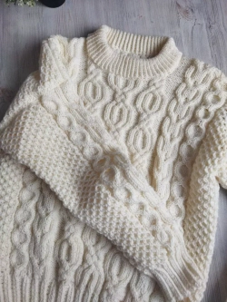 Свитер с аранами ручной работы