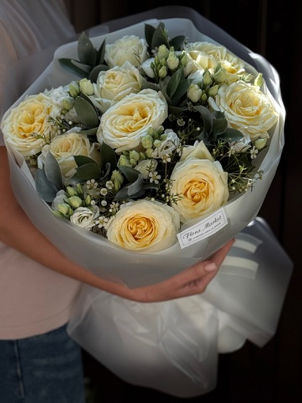 Нежно-кремовое сочетание сезонных цветов и воздушное оформление от Флора Маркет