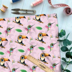 Ткань поплин туканы и калибри на розовом фоне