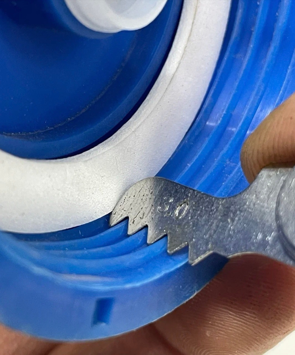 Крышка для бака автономки с обратным клапаном (универсальная), с резьбой 60 x 3.0 мм, цвет синий (1 шт)