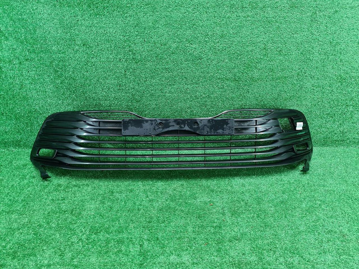 Решетка переднего бампера Toyota Camry xv70 17-21