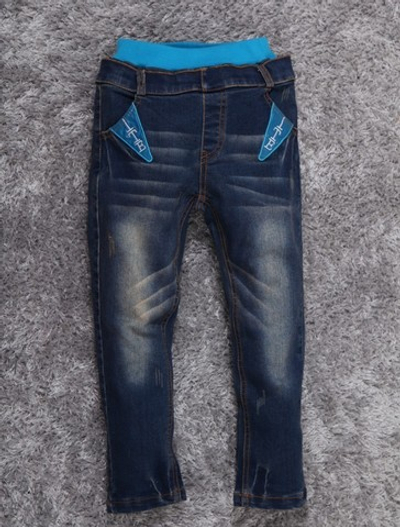 Джинсы с потертостями и кожаными аппликациями с надписями