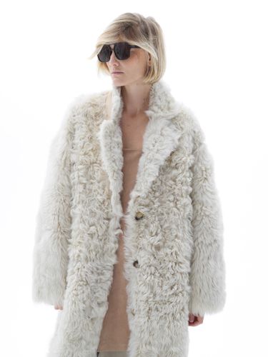 Длинная шуба из овчины в белом цвете