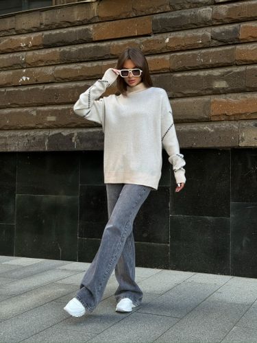 Бежевый свитер с узором на рукавах