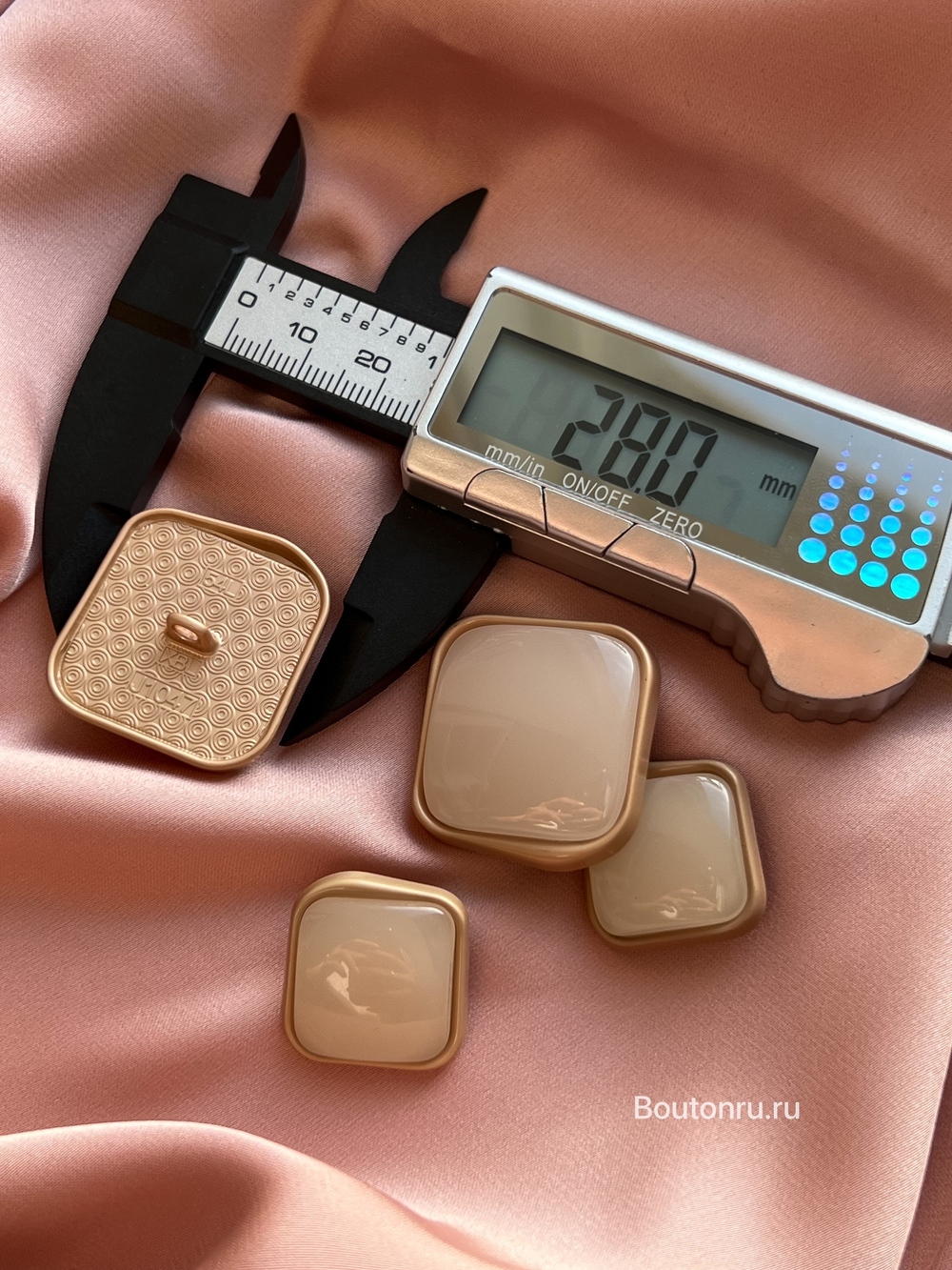 Пуговицы неровный квадрат молочный (беж) камень в матовом золоте