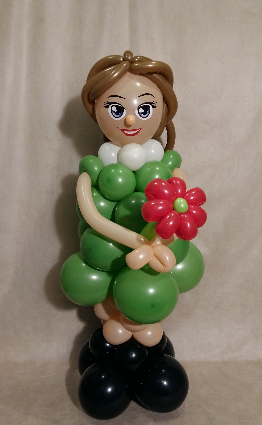 Девочка солдатка с букетом, фигура из шаров