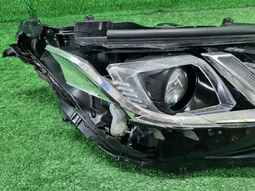 Битая Фара правая Toyota Camry xv70 (2017-н.в.) LED