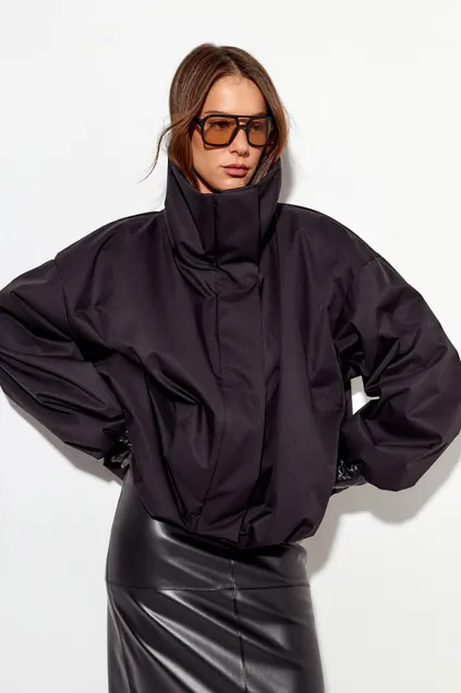 Ветровка О-силуэта с высоким воротом черного цвета