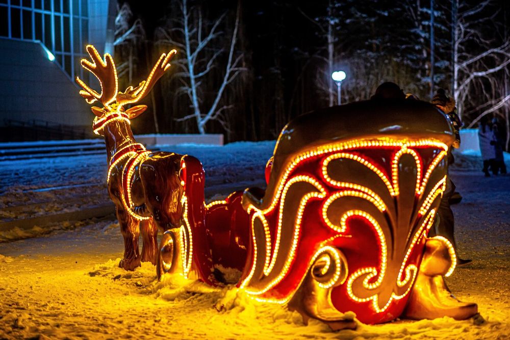 новогодняя конструкция "Олень с санями" со светодиодной подсветкой