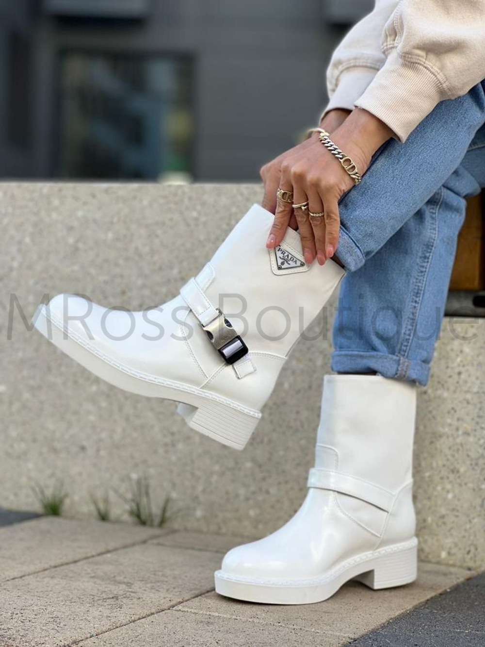 Женские белые ботинки Prada (Прада) люкс класса с кожаным низом и нейлоновым широким верхом с пряжкой у основания голени.