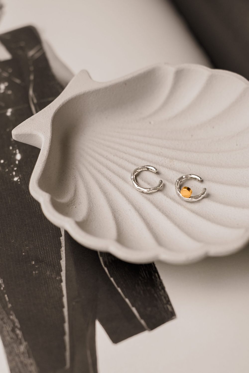 Кафф из битого серебра с монеткой