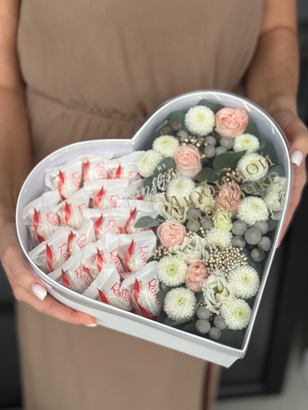 Трепетная композиция в нежных оттенках сезонных цветов и конфет Raffaello от Флора Маркет, размер M