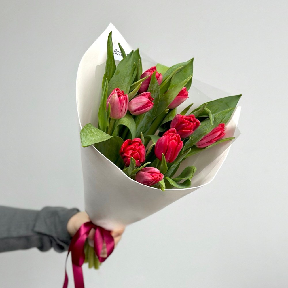 Букет из 9 красных пионовидных тюльпанов в упаковке. Букет 1092.