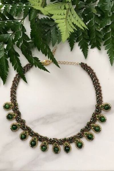 Колье "Черепица" ручной работы из бисера и камня Хромдиопсид