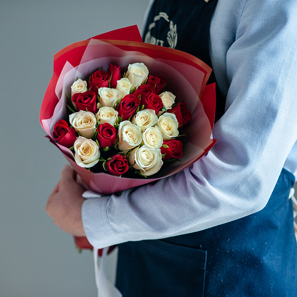 Красно-белый микс из 25 кенийских роз