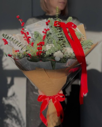 Букет из нобилиса с илексом и хлопком