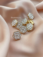 Пуговицы Шан.  белый цветок в золотом обрамлении