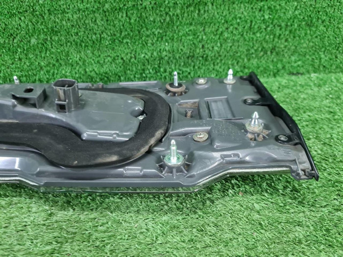 Фонарь правый внутренний Toyota Hiace H300 (19-нв)