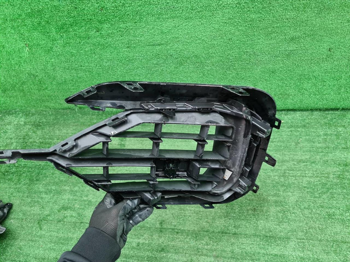 Решетка перед. бампера VW Touareg 3 (18-23) R-line