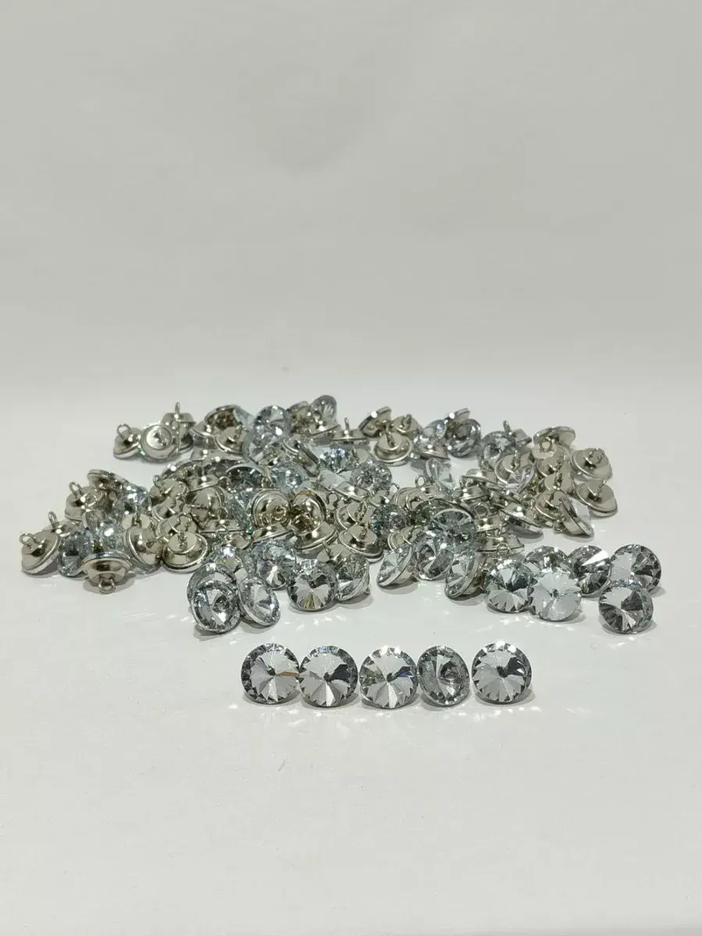 Купить стразы для мебели, каретной стяжки, декора капитоне