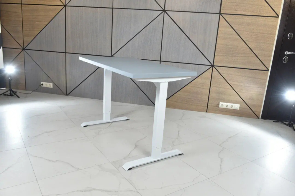 Регулируемый компьютерный стол Bazalt с регулировкой по высоте — столешница МДФ Серый