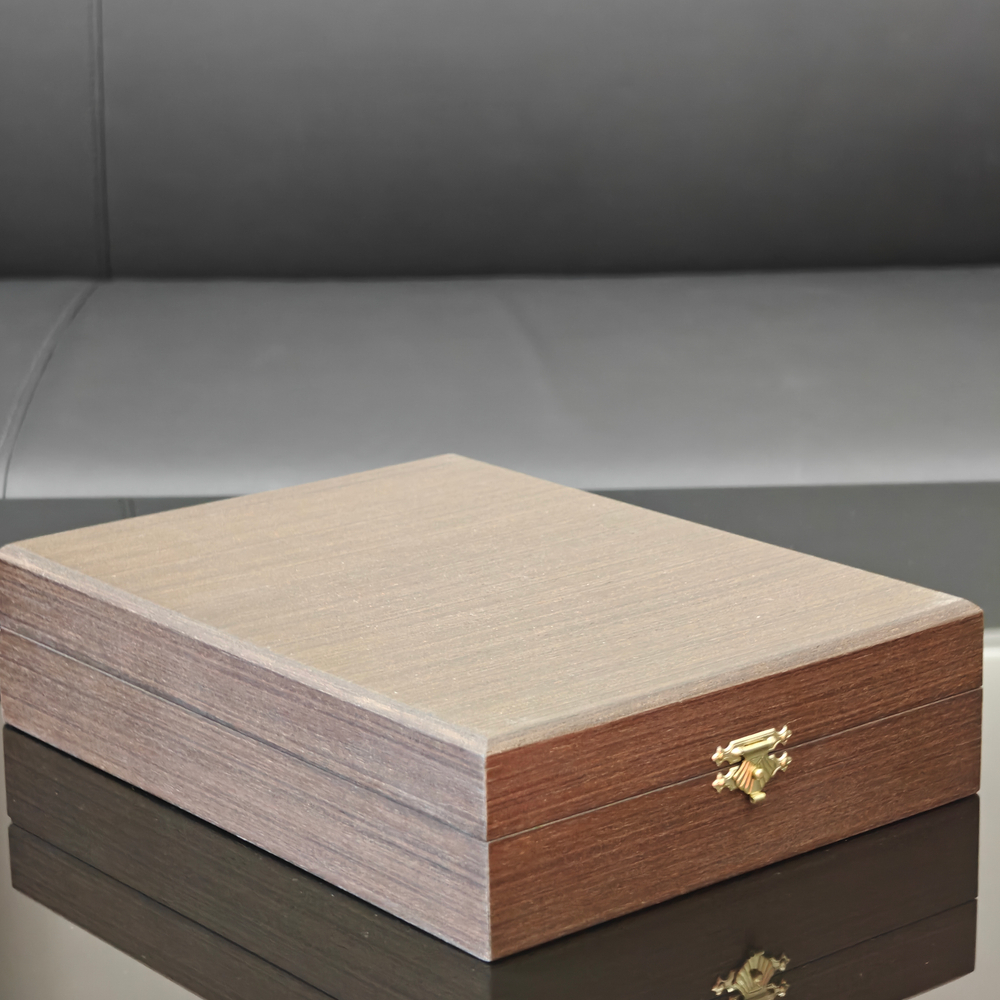 Ежедневник А5 «Герб РФ» (съемная обложка из натуральной кожи) с хлястиком в футляре