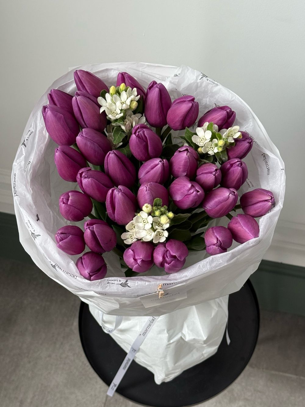 Букет из 31 фиолетового тюльпана и белого оксипеталума