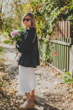 Рубашка с баской и пуговицами на спине из крапивы черного цвета