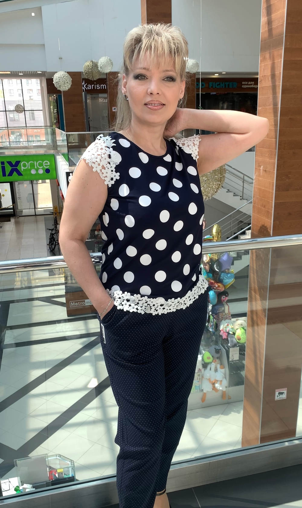 Темно-синие брюки в мелкий светлый горошек