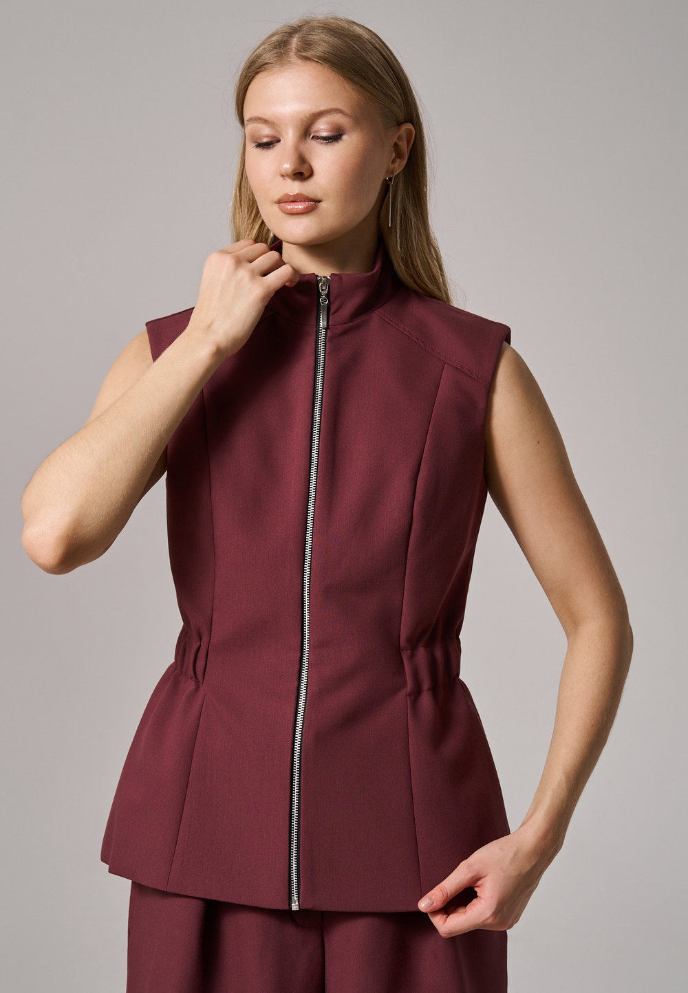 Жилет на молнии бордовый