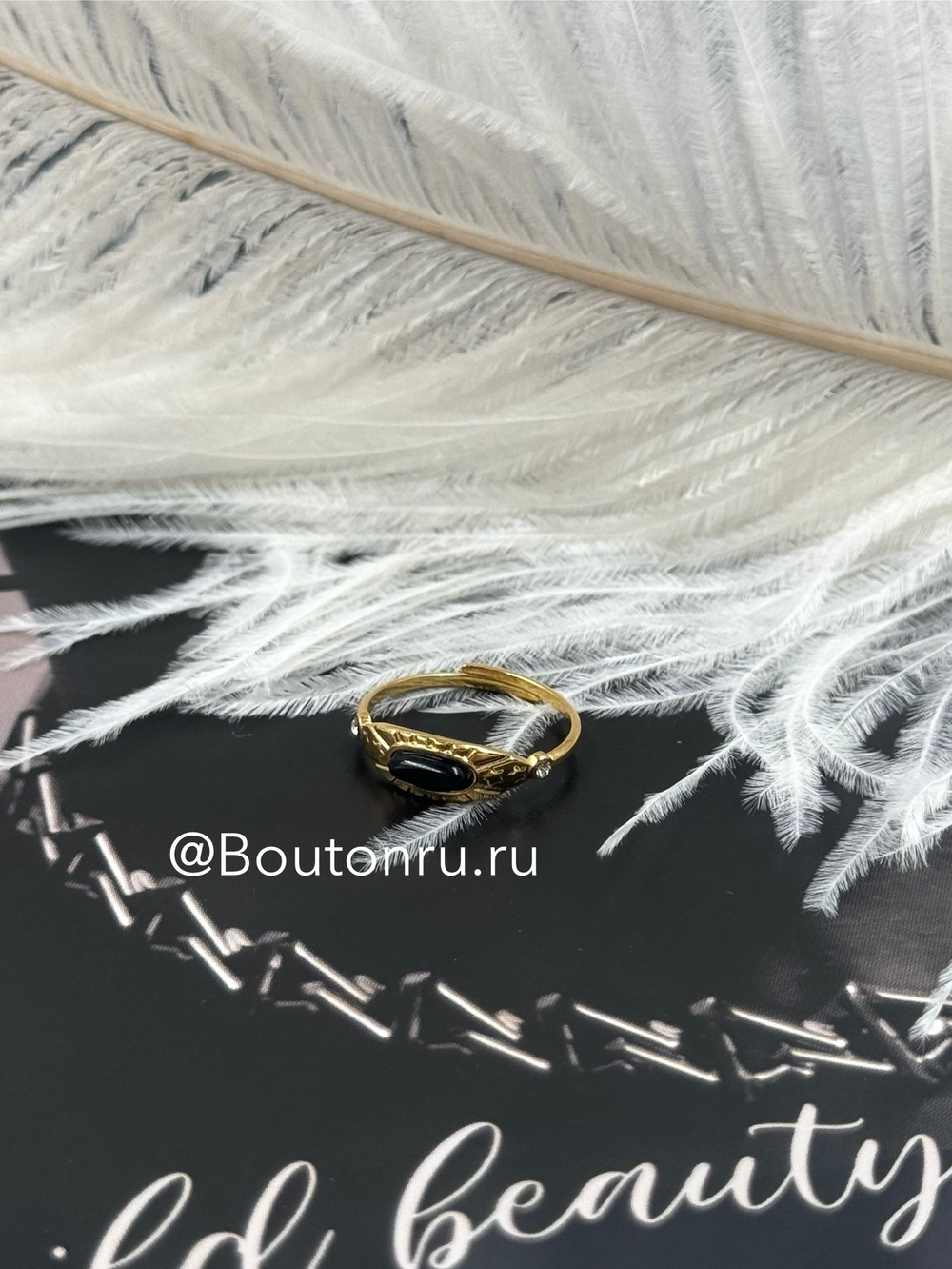 Кольцо золотистое с черным камнем и стразами