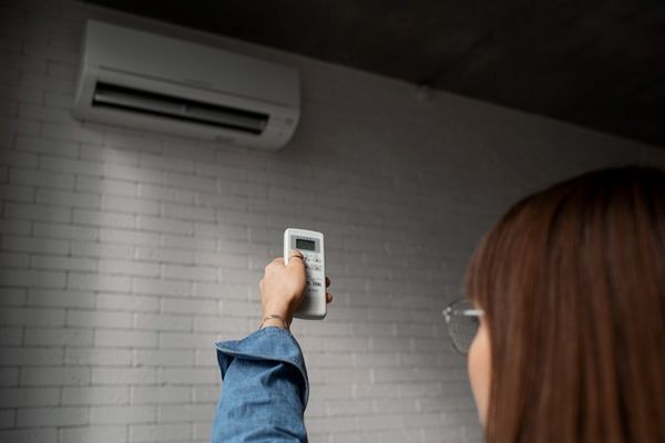 Почему появляется неприятный запах из кондиционера? Как избавиться от проблемы и предупредить ее возникновение в будущем