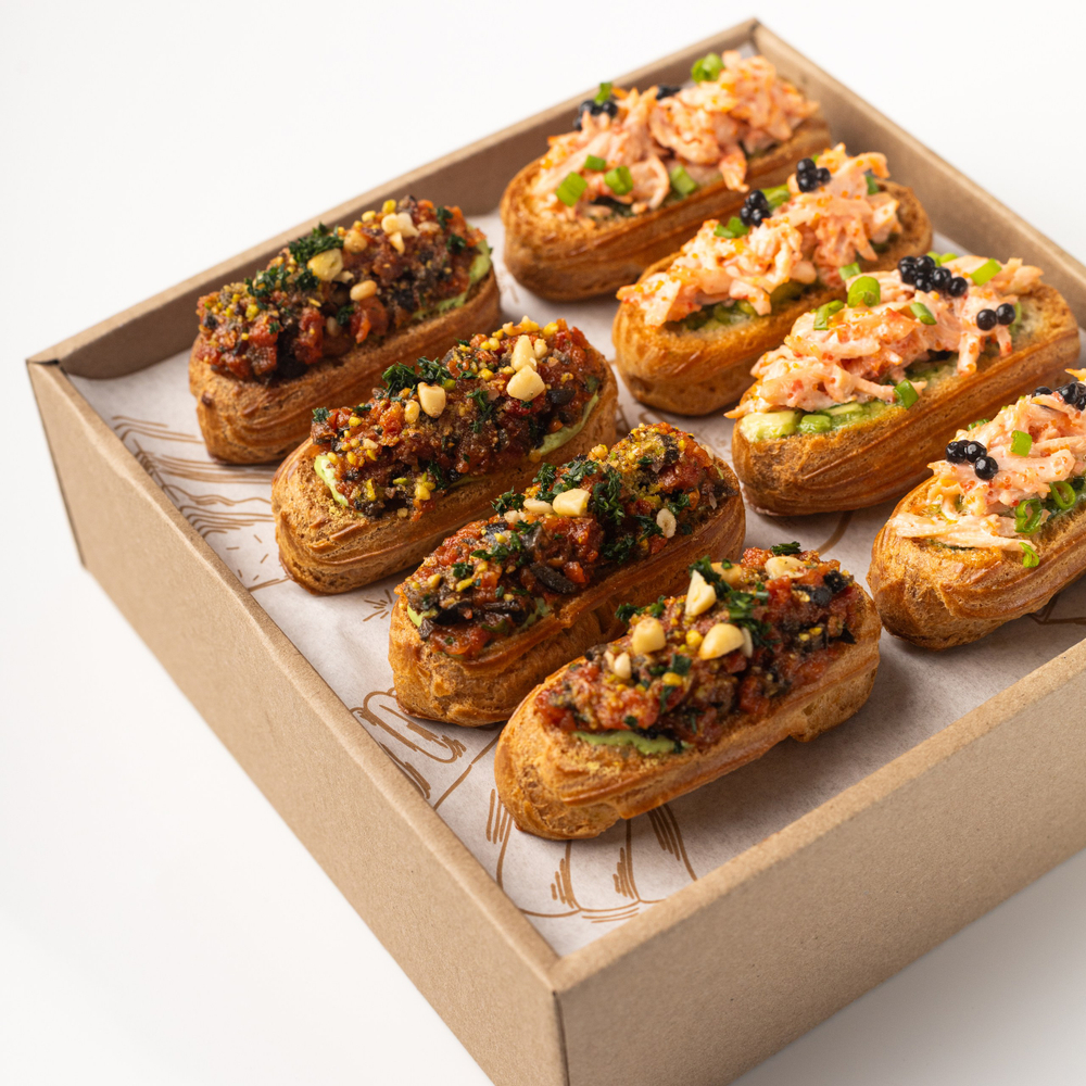 Сет мини-эклеров с крабом и сальсой из томатов