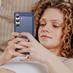 Чехол синего цвета с дизайном под карбон на Samsung Galaxy S25 FE, серия Carbon от Caseport